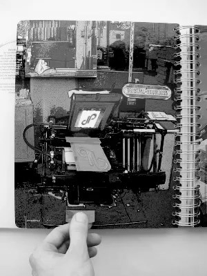 Stanztiegel Animiert: Stanzvorgang, Papiertransport (zwei Bewegungen, f&uuml;nf Einzelteile) (Flash)