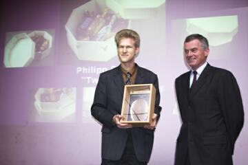 Erster Preis beim ProCarton International Design Award 2004 berreicht in Utrecht von Ing. Franz Rappold, Vorsitzender ProCarton Europe. Fotos und Jury-Bericht Foto: ProCarton